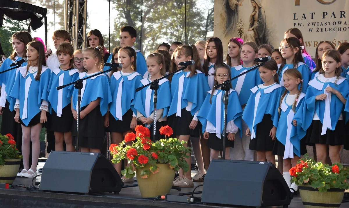 Żelechów: Obok uroczystości religijnych znalazło się miejsce na historię, muzykę, teatr i zwyczajne rozmowy mieszkańców [Zdjęcia Cz. 2] - Zdjęcie główne
