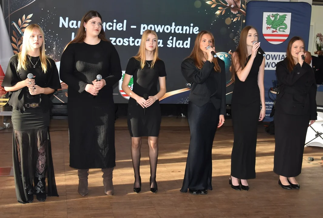 Miętne: Przyznano nagrody za wybitne wyniki nauczania oraz przykładną realizację zadań dydaktycznych i wychowawczych [Zdjęcia, Cz. 1] - Zdjęcie główne
