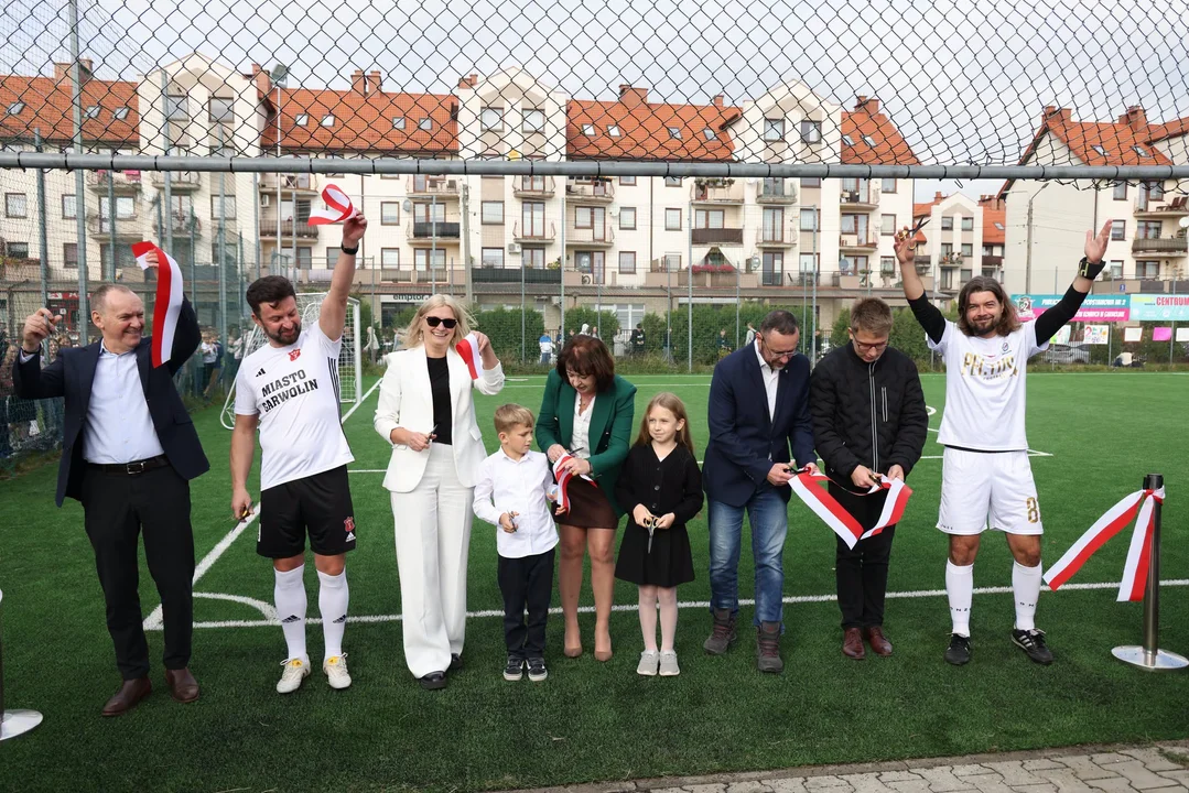 Kto wyszedł na boisko z Pectusem? Wyjątkowe otwarcie Orlika w Garwolinie - Zdjęcie główne