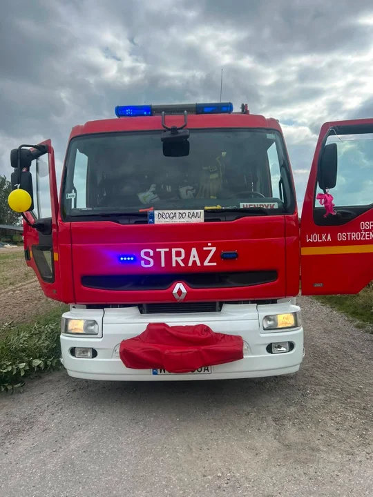 Strażacka brama dla Młodej Pary. Druhowie z Wólki Ostrożeńskiej świętowali razem z Kacprem i Anią