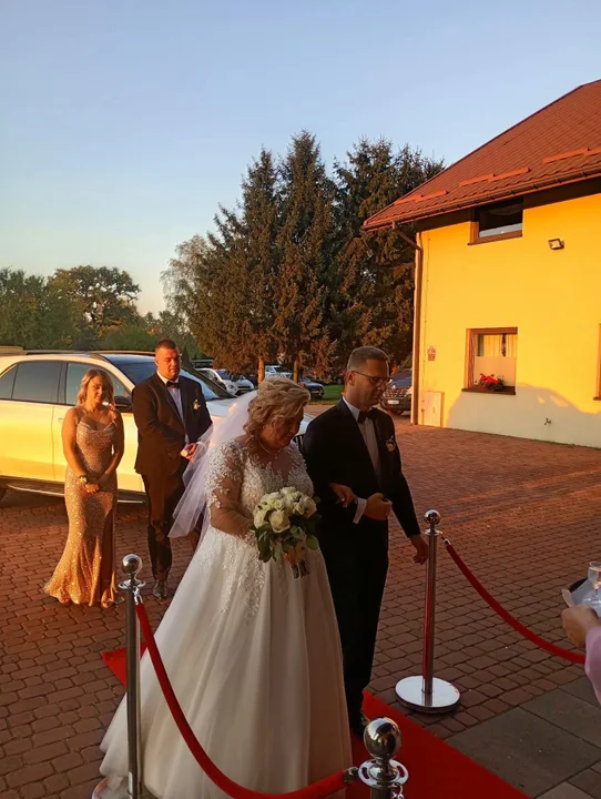 Toporki poszły w górę. Strażacy z Mariańskiego Porzecza zgotowali koledze wyjątkowe powitanie