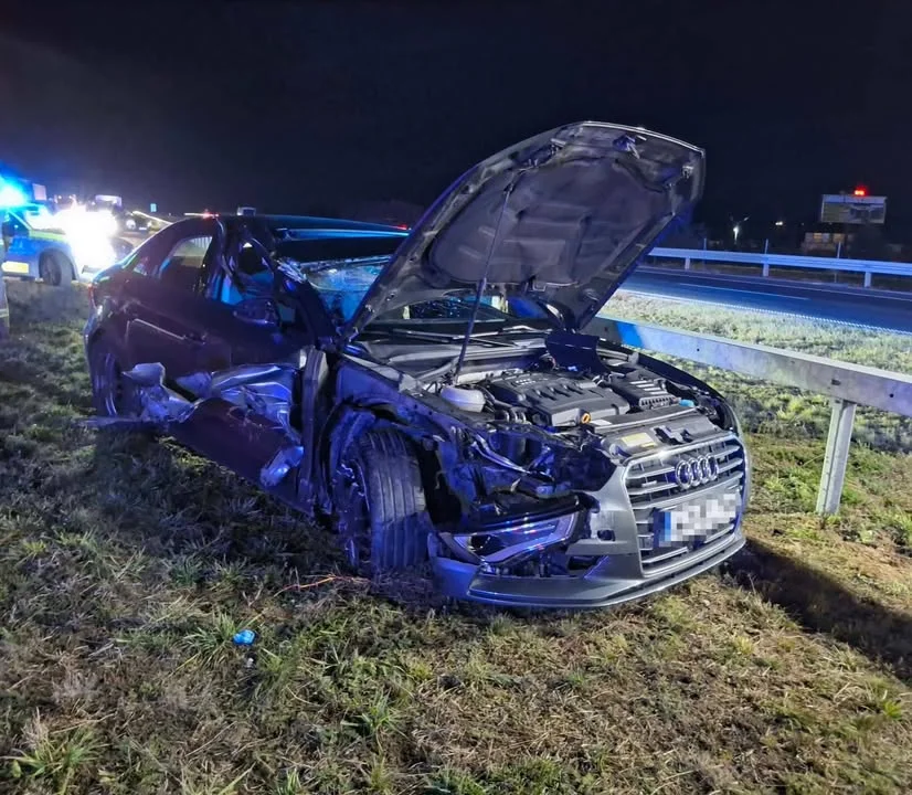 Audi wbiło się w naczepę ciężarówki na S17 - Zdjęcie główne